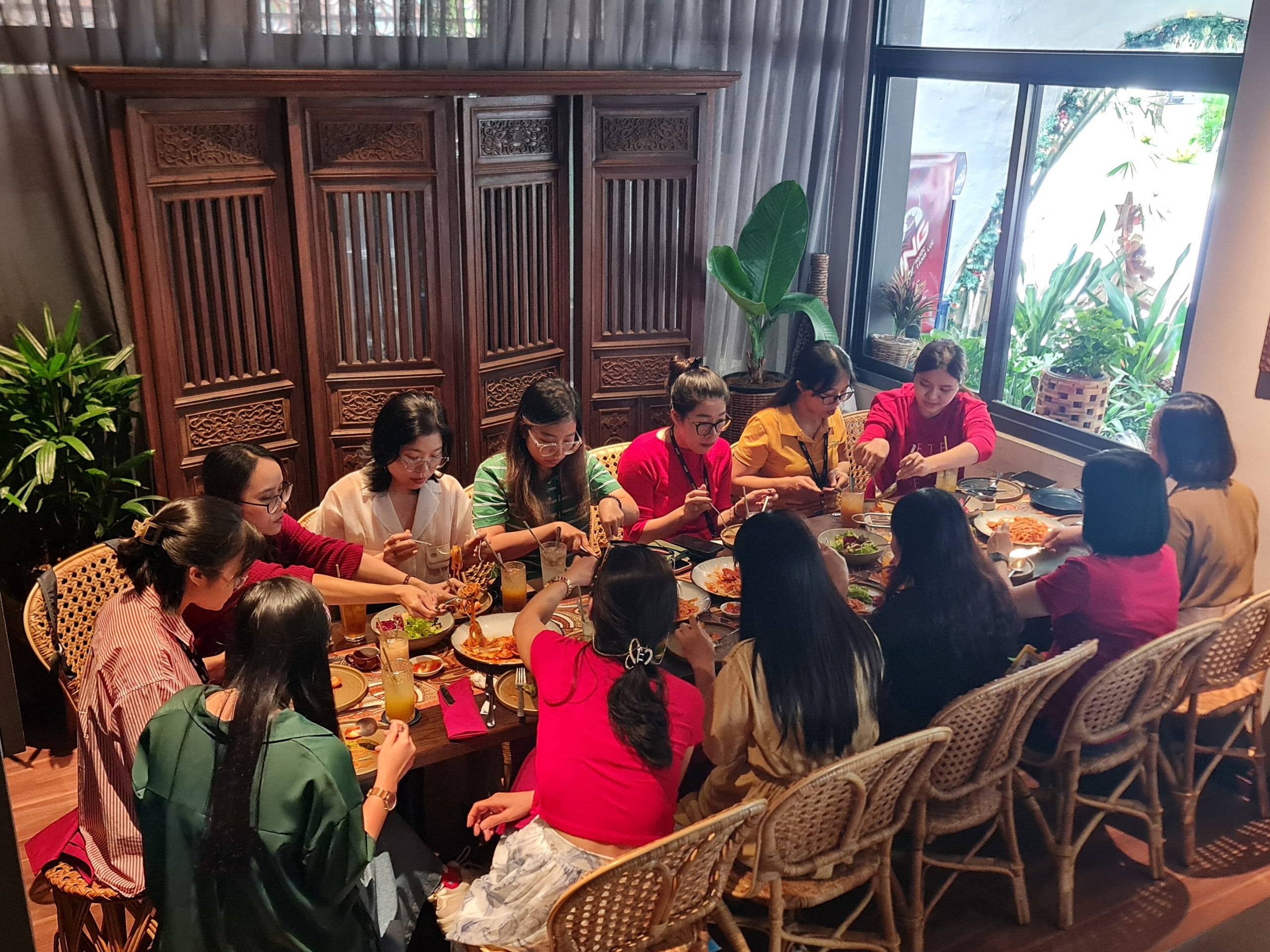 Không gian lớn nên phù hợp với số lượng người đông