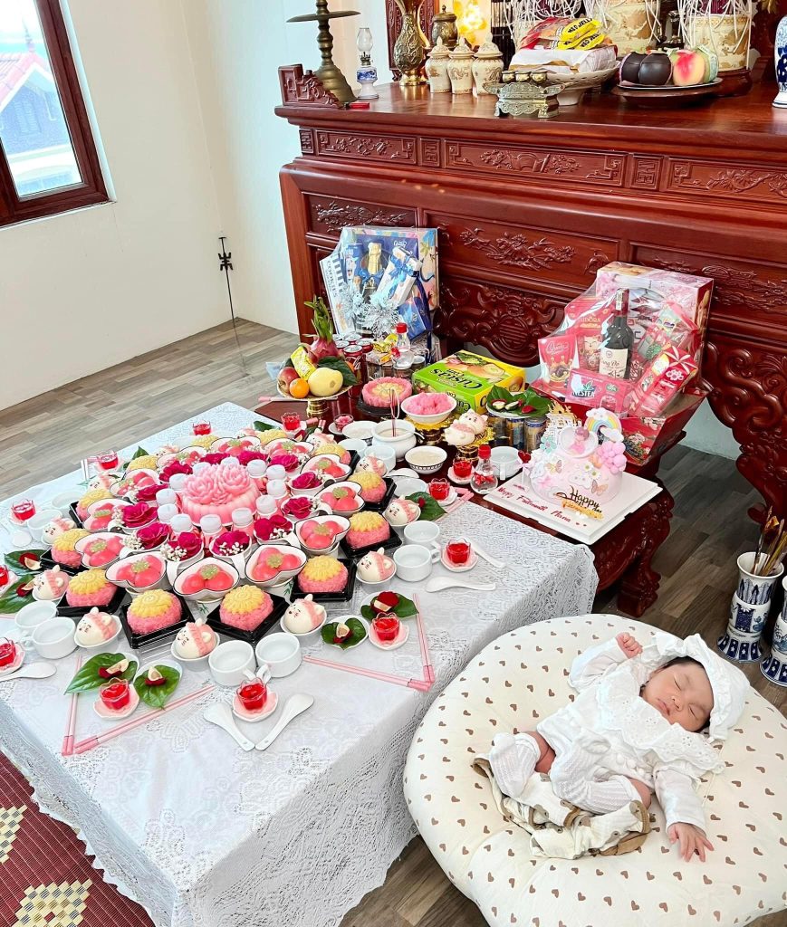 Đầy tháng là của bé cũng là dịp để ba mẹ chia sẻ niềm vui đến mọi người