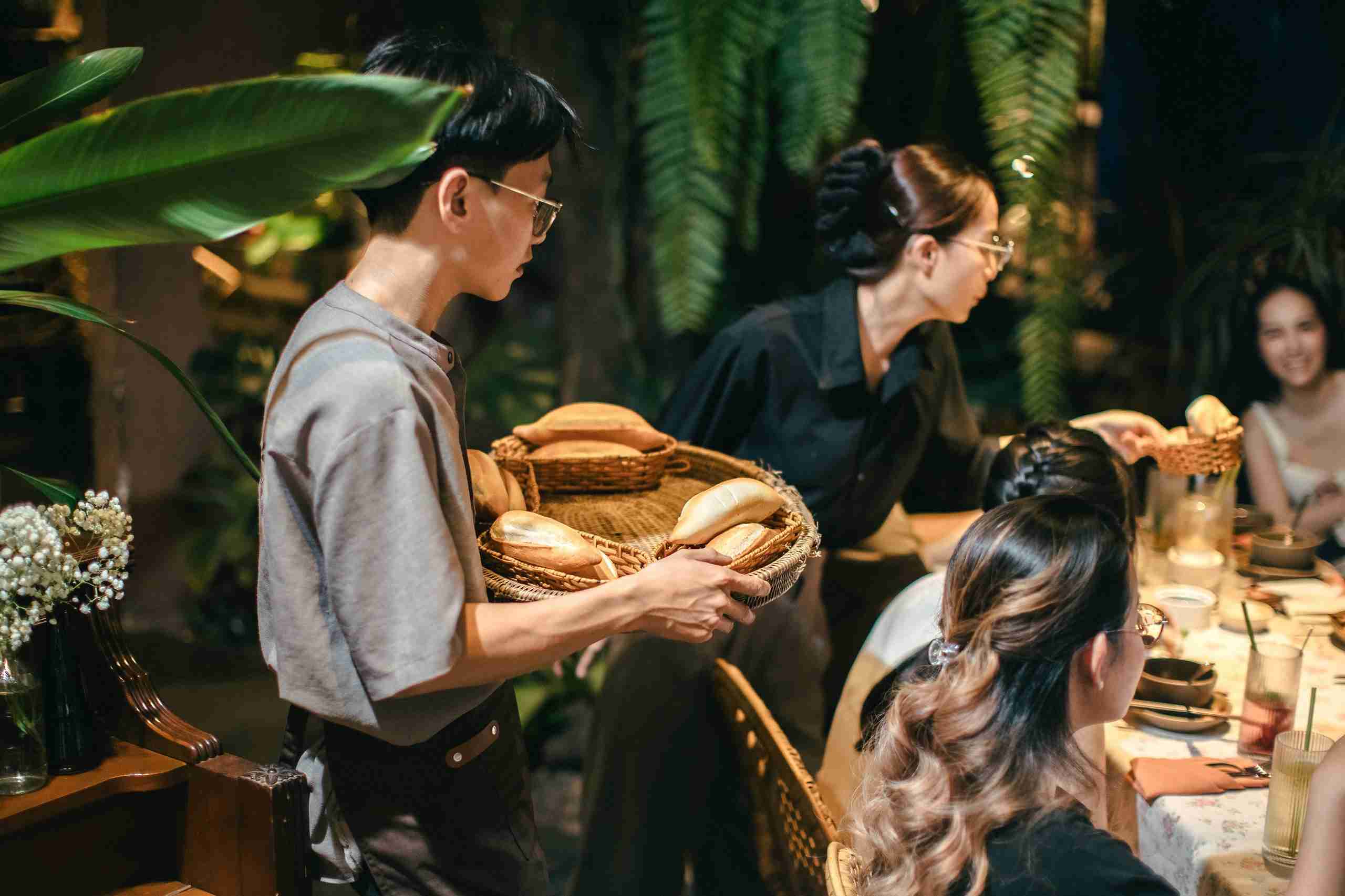 Đội ngũ nhân viên luôn tận tình phục vụ
