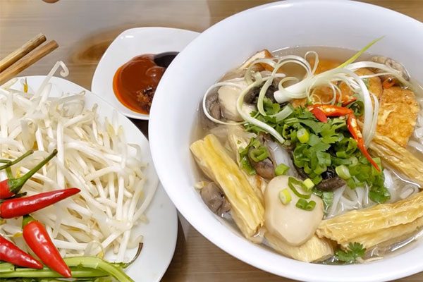 Những quán lẩu, bún hay phở chay tuy là lựa chọn quen thuộc nhưng dễ ăn và phù hợp với mọi khẩu vị