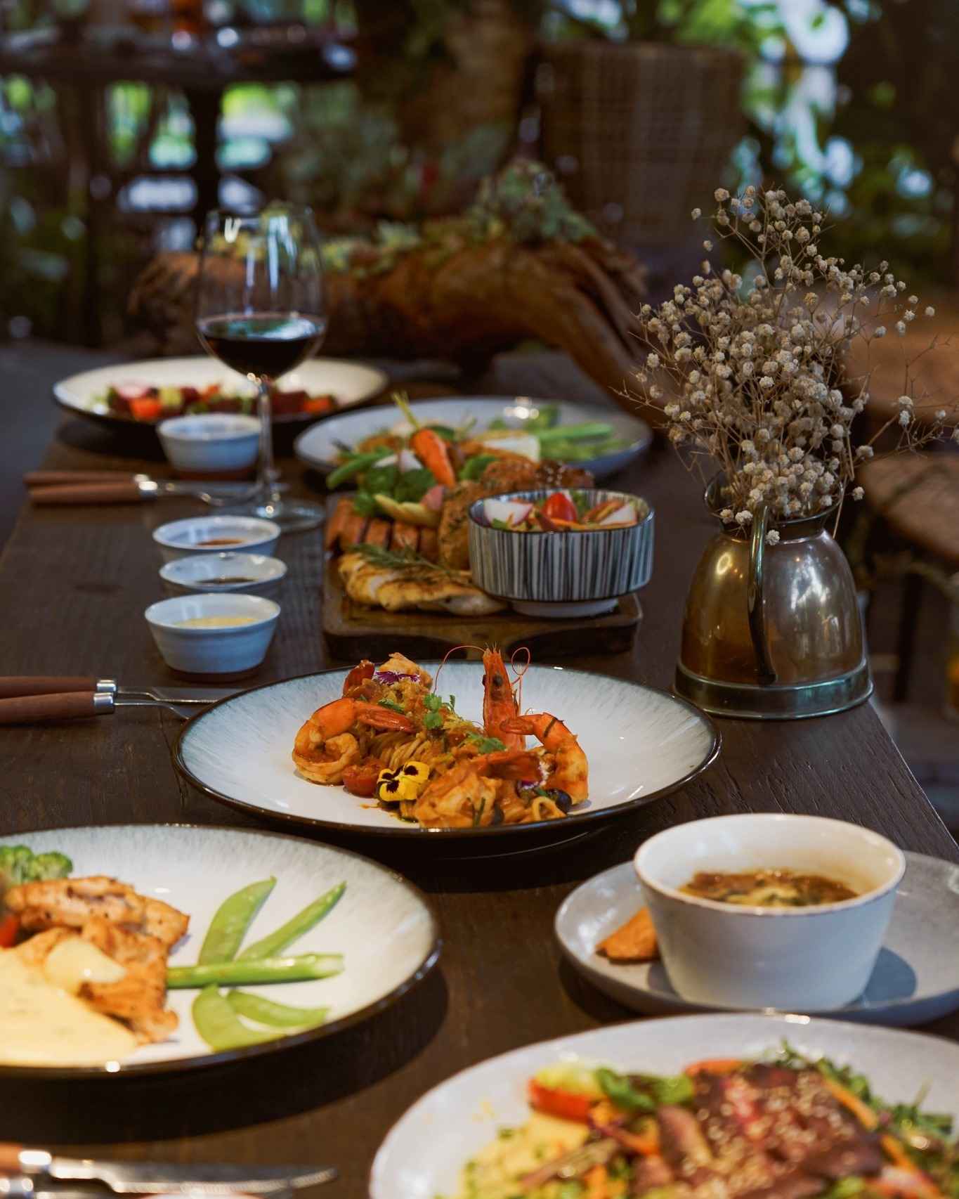 Thực đơn đa dạng nhiều sự lựa chọn từ món nhắm đến món chính
