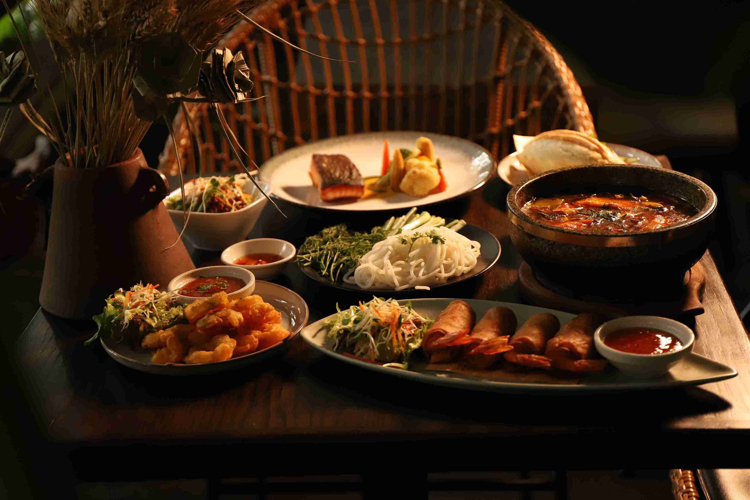 Thực đơn kết hợp ẩm thực Á - Âu tại Chạm