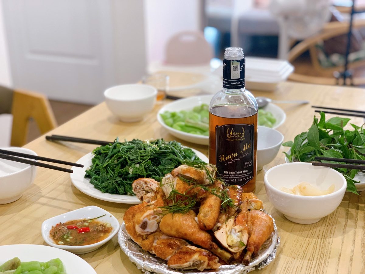 Gà luộc tuy đơn giản nhưng lại là một món nhậu với rượu khá bắt vị