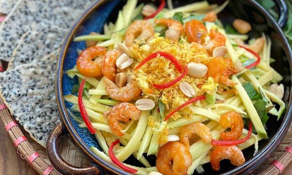 Gỏi xoài tôm khô là một món nhậu chống ngấy