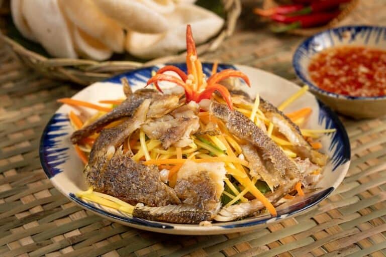 Gỏi xoài khô cá là một món nhắm rất phù hợp để nhậu