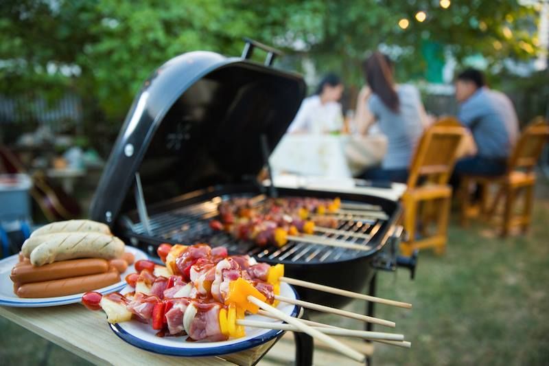 Chuẩn Bị Đồ Nướng BBQ Ngoài Trời Cho 10 Người: Cần Bao Nhiêu Thịt Và Rau?