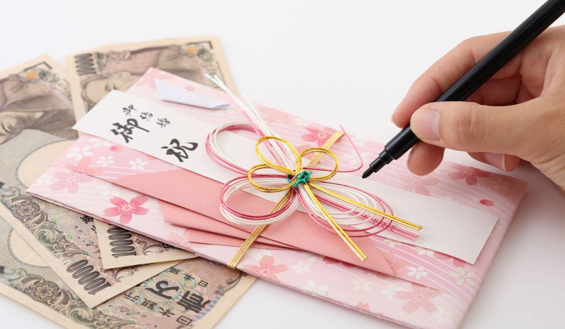 Phong bao lì xì kèm lời chúc là một món quà khá thiết thực và ý nghĩa