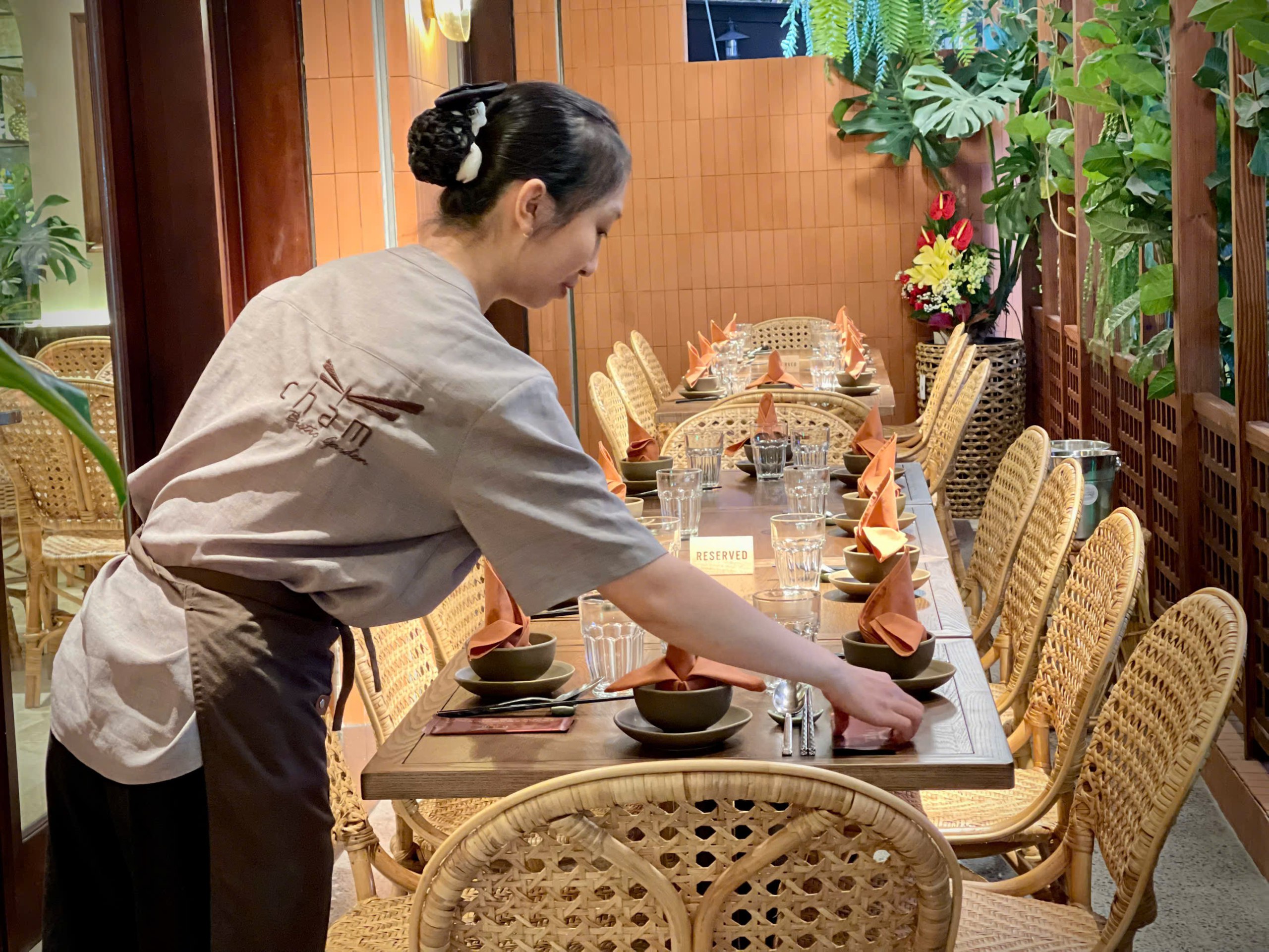 Không gian xanh mát pha lẫn sự hiện đại cùng sự mộc mạc tại Chạm
