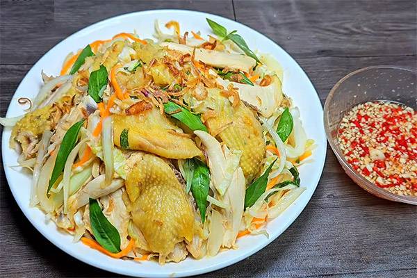 Gỏi gà là một món nhậu truyền thống và rất được lòng người thưởng thức