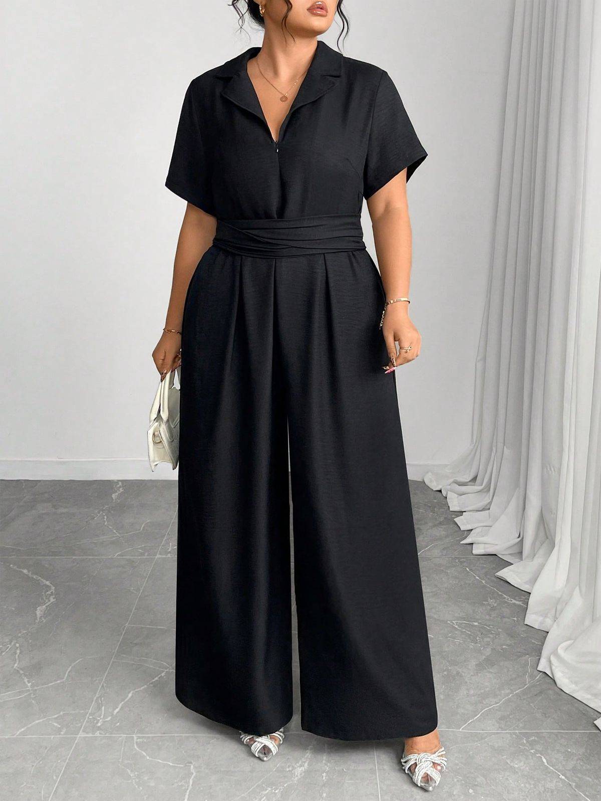 Jumpsuit cũng là một lựa chọn lý tưởng để che đi khuyết điểm của người dáng tròn