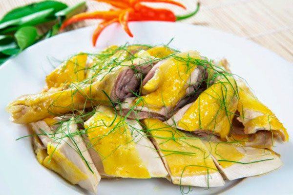 Gà luộc là món dễ ăn, dễ làm và phù hợp với mọi khẩu vị