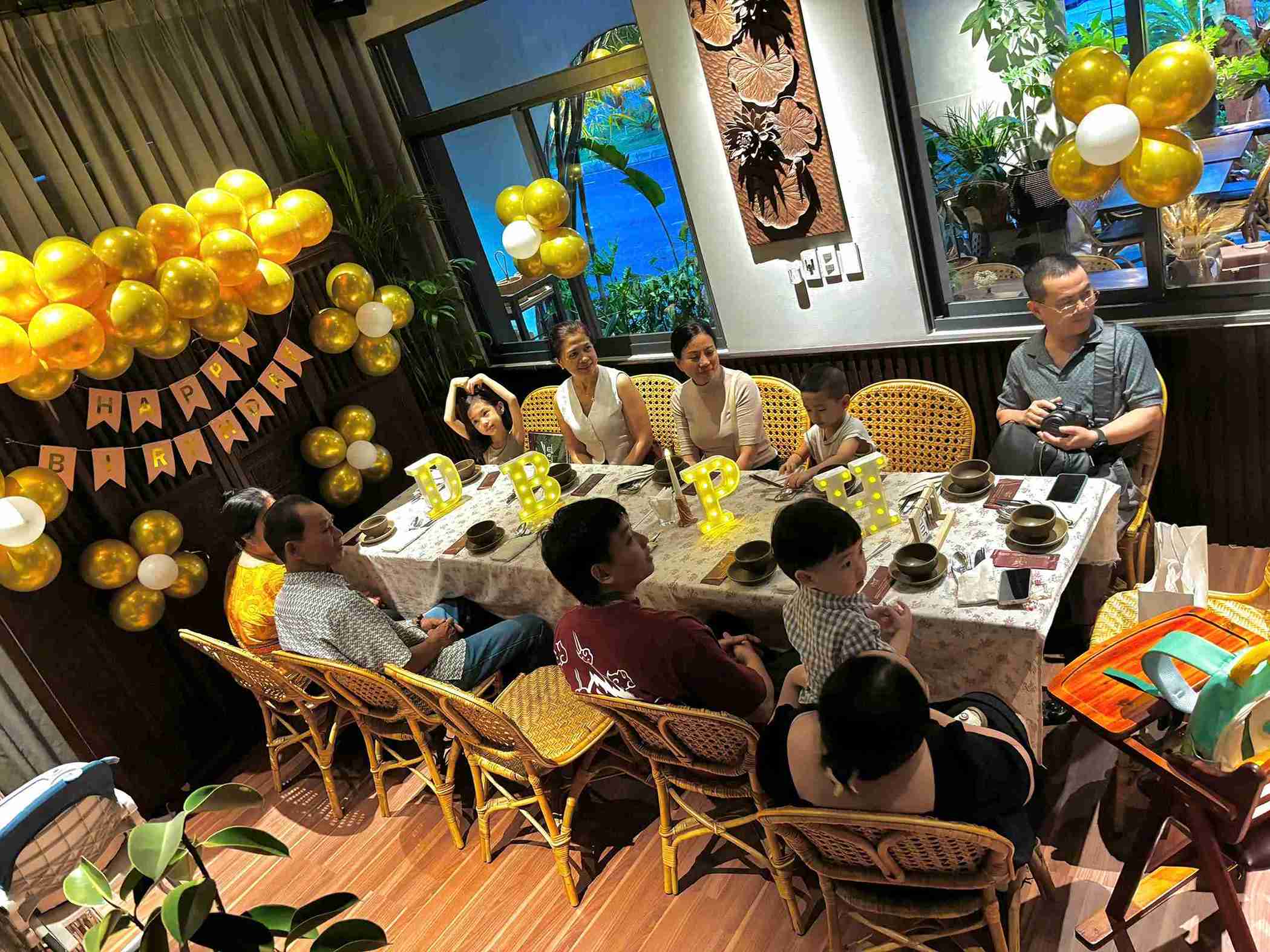 Sự  ấm cúng và gần gũi tại Chạm mang đến nhiều cảm xúc tuyệt vời cho bữa tiệc sinh nhật
