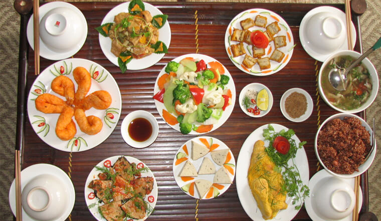 Tự Tay Chuẩn Bị Mâm Cơm Sinh Nhật Đơn Giản Cho Người Thân Yêu