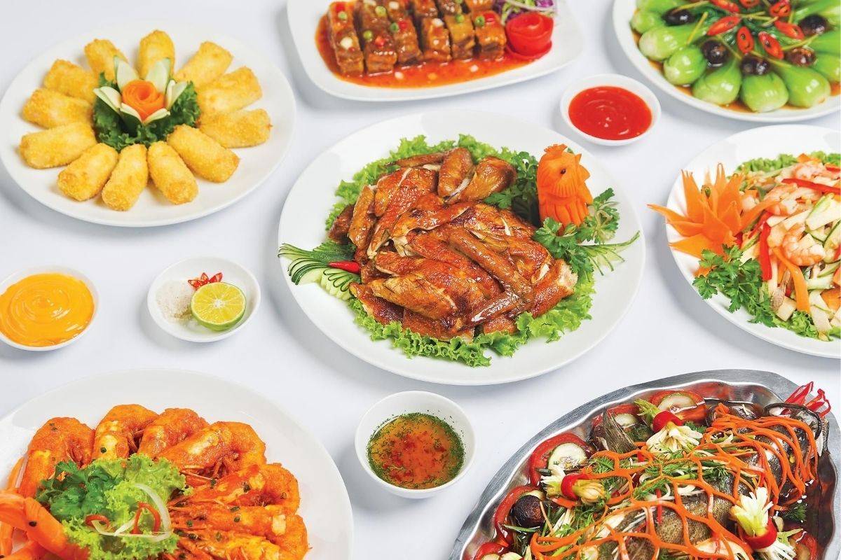 Thực đơn tiệc cưới Á Đông luôn yêu cầu sự cân bằng từ nguyên liệu, hương vị đến màu sắc