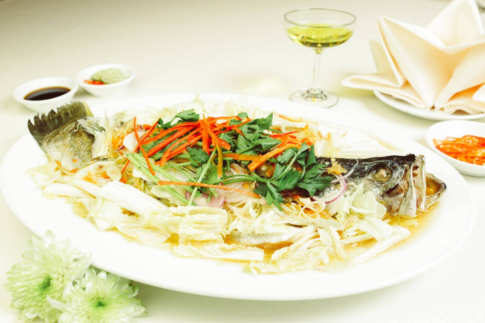 Nhà hàng Á Đông đặc trưng trong menu món ăn luôn có các món cá hấp