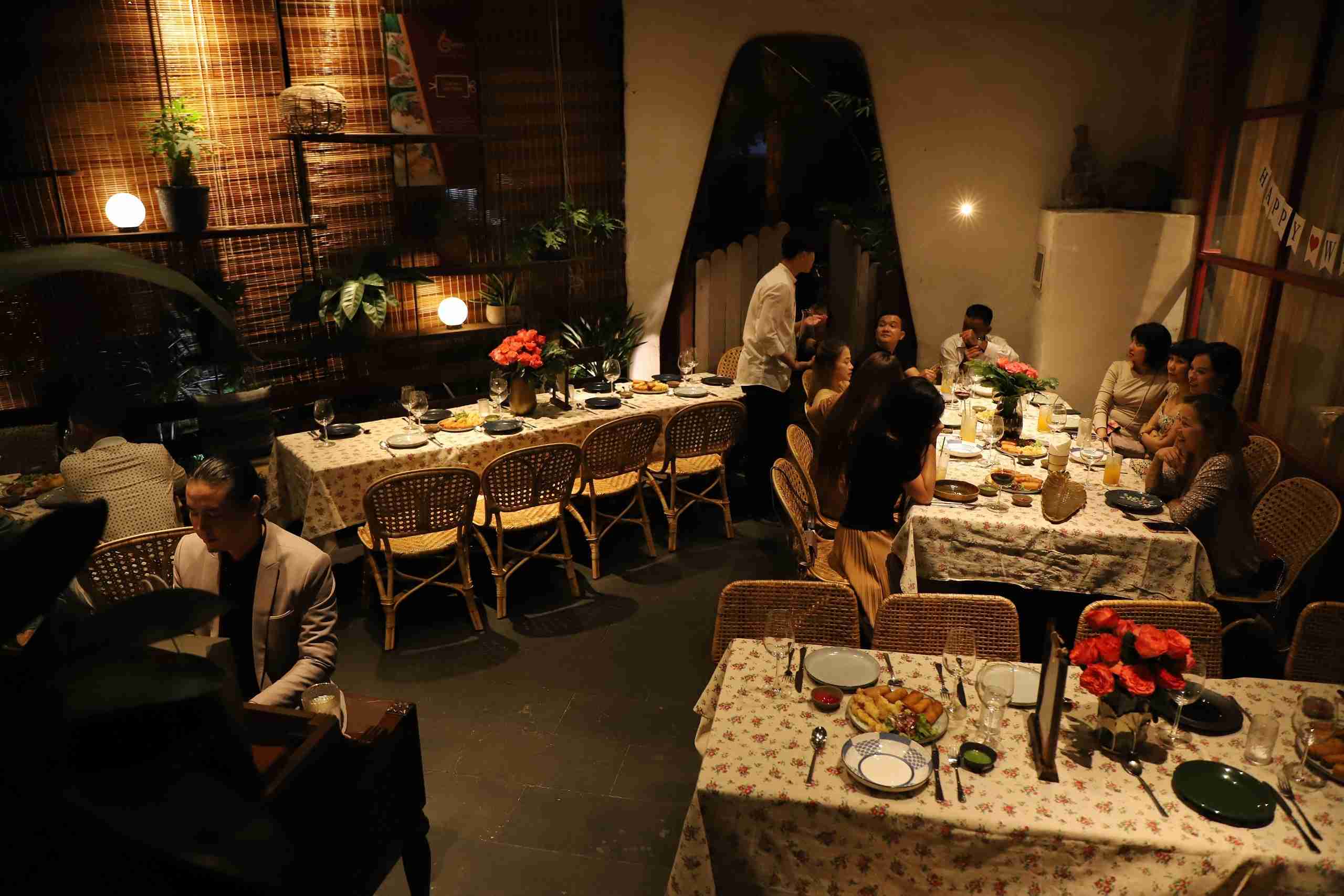 Không gian tiệc cưới ấm cúng tại Chạm