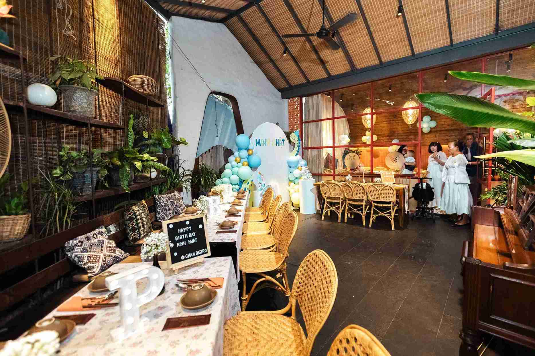 Không gian tiệc ấm cúng, thân mật tại Chạm