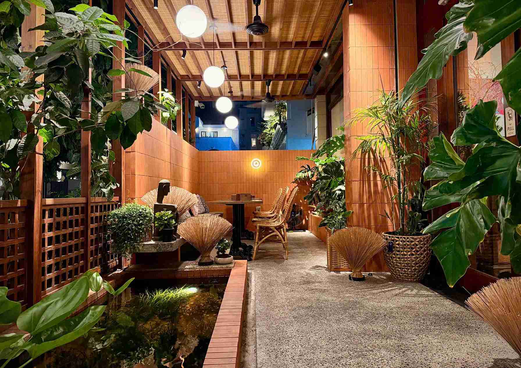Không gian tại Chạm lý tưởng để cùng gia đình thưởng thức ẩm thực chay và tìm về những phút giây bình yên trong tâm hồn