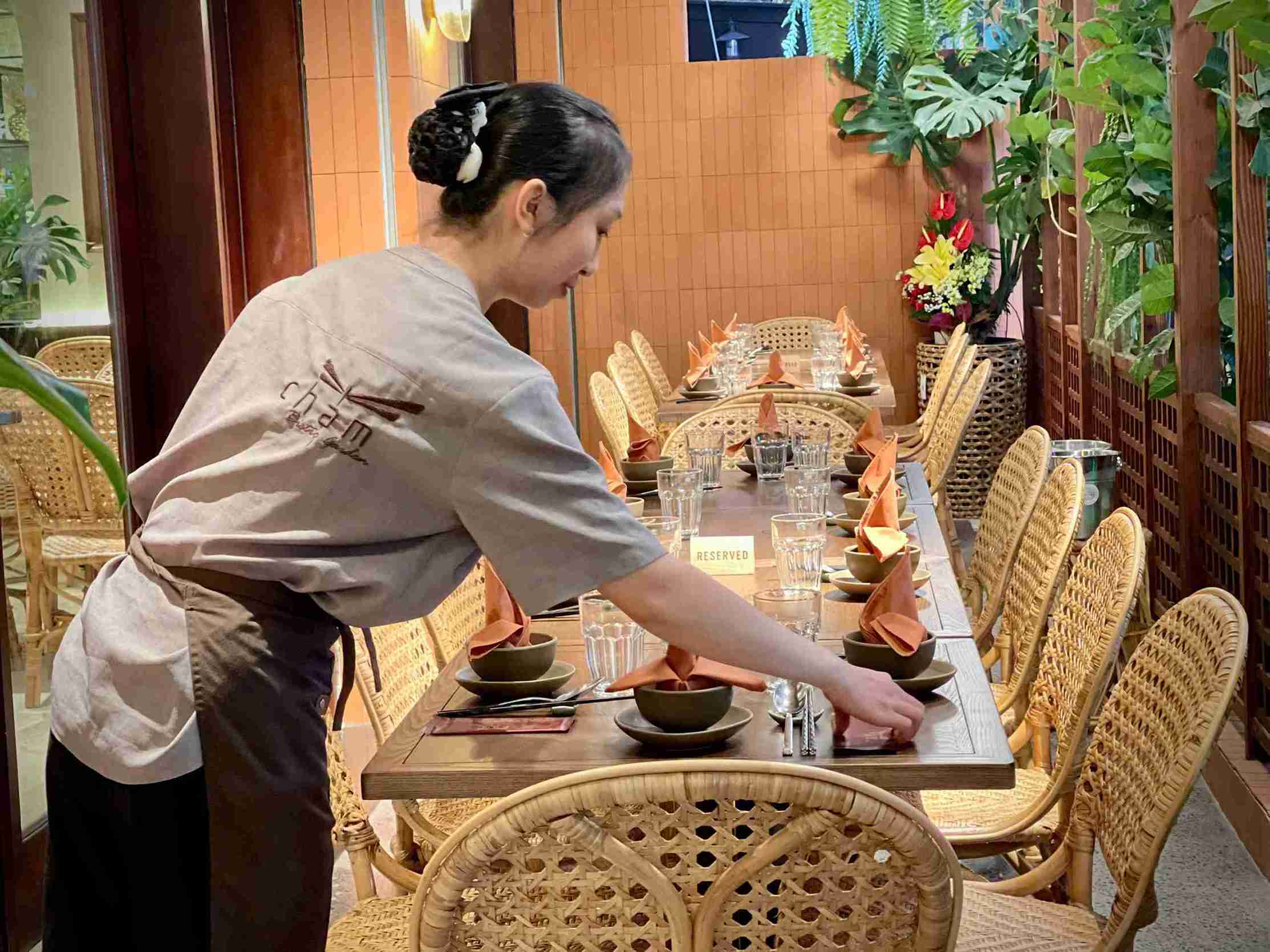 Thực khách được đón tiếp và phục vụ chu đáo tại Chạm