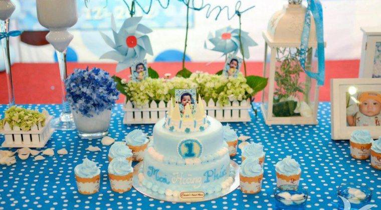 Đặt bánh kem làm điểm nhấn cho bàn tiệc