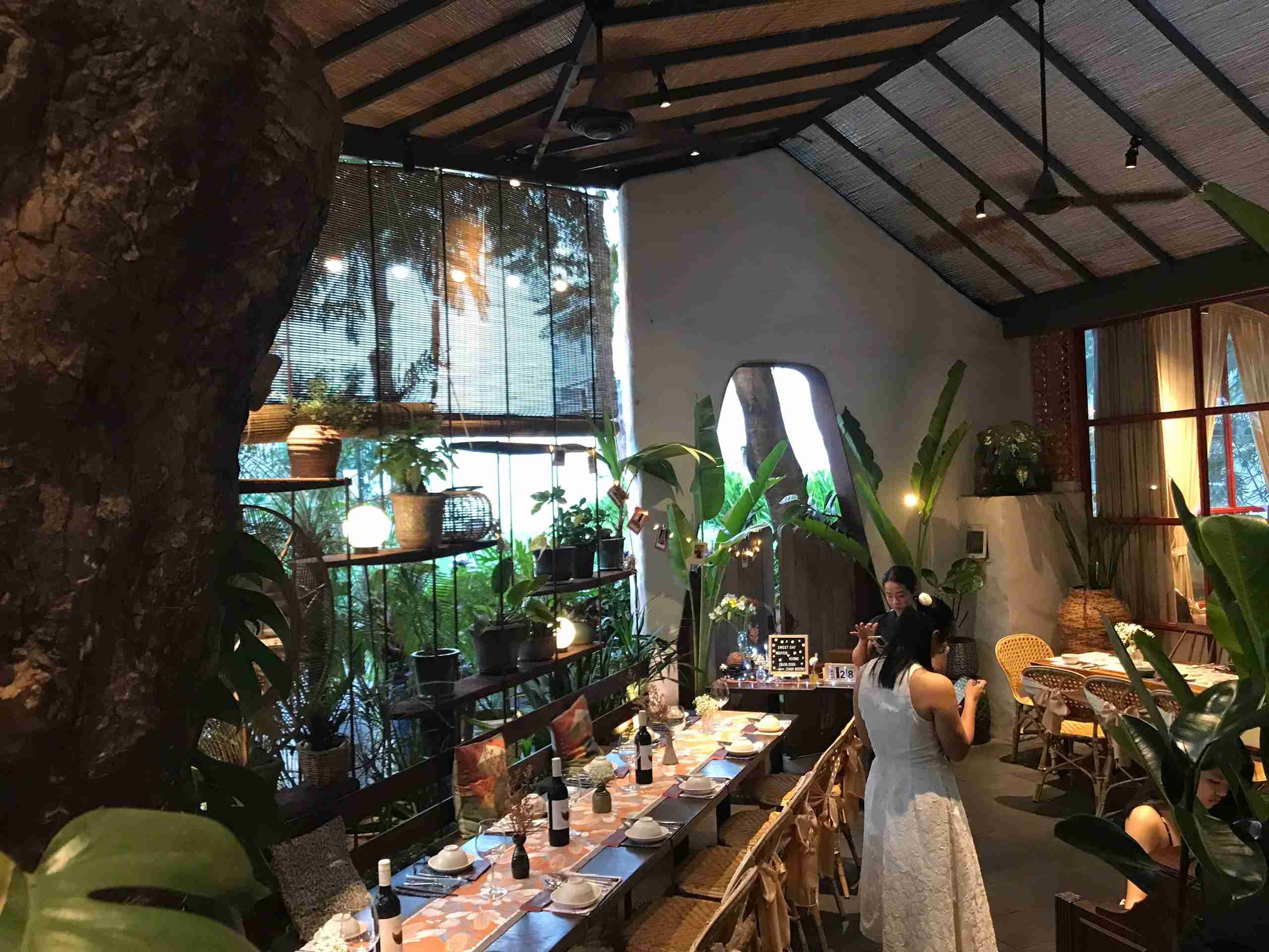 Nhà hàng sân vườn mang sự thoáng đãng nhưng vẫn ấm áp 