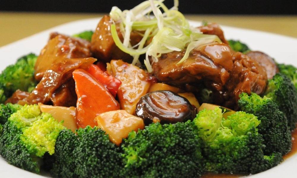 Màu sắc của món kho cần hài hoà và bắt mắt
