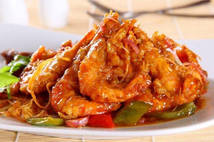 Hương vị chua ngọt hòa quyện giúp món tôm rang me trở thành một món ăn được ưu ái trong các mâm cổ