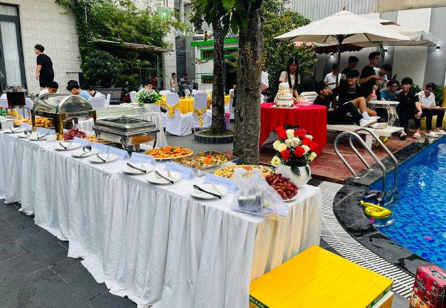 Biệt thự có sân vườn xanh mát và hồ bơi sẽ phù hợp với các bữa tiệc gia đình