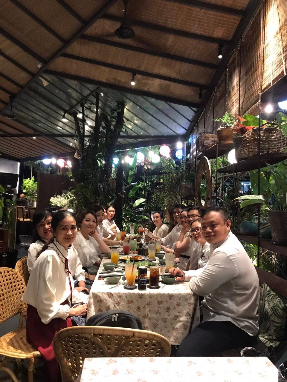 Tiệc liên hoan tại Chạm