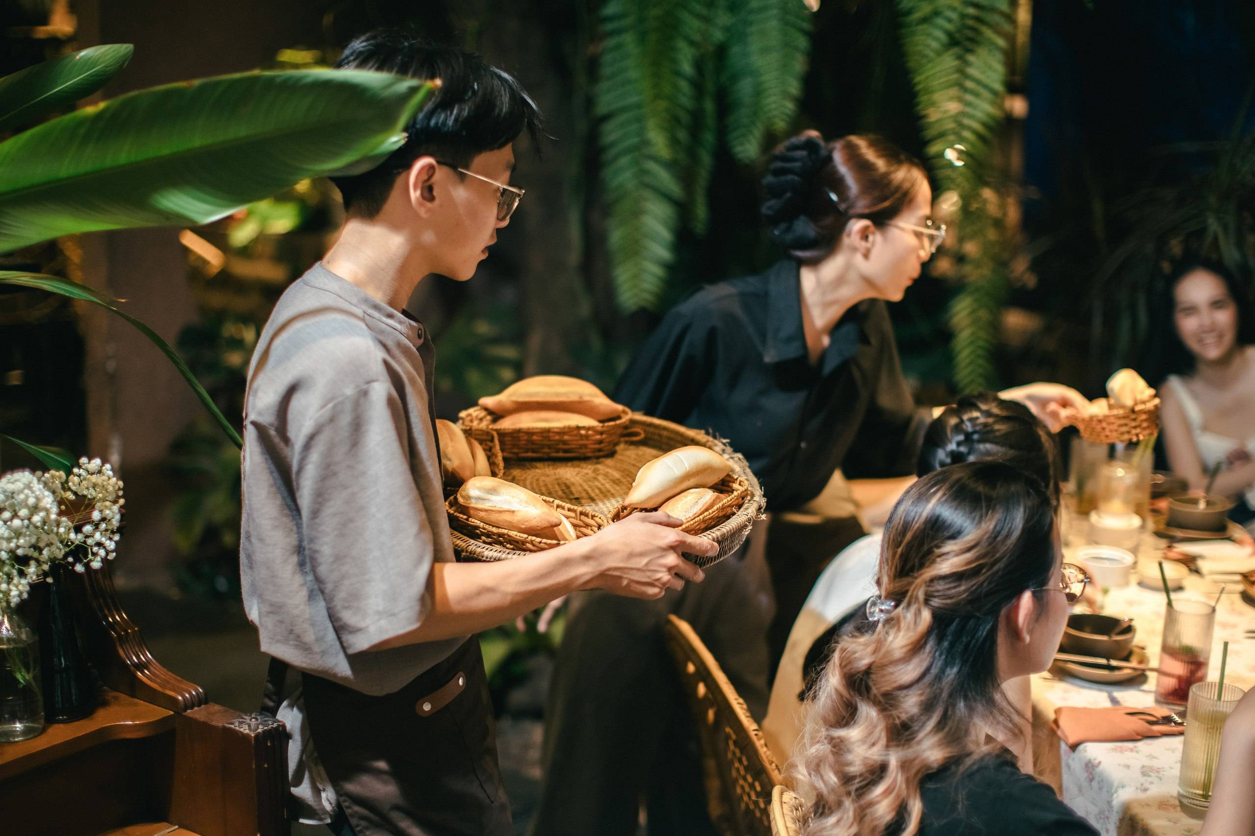 Đội ngũ nhân viên chu đáo nhà Chạm