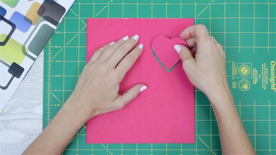 Cắt, dán để tạo hình cho thiệp theo ý tưởng đã lên