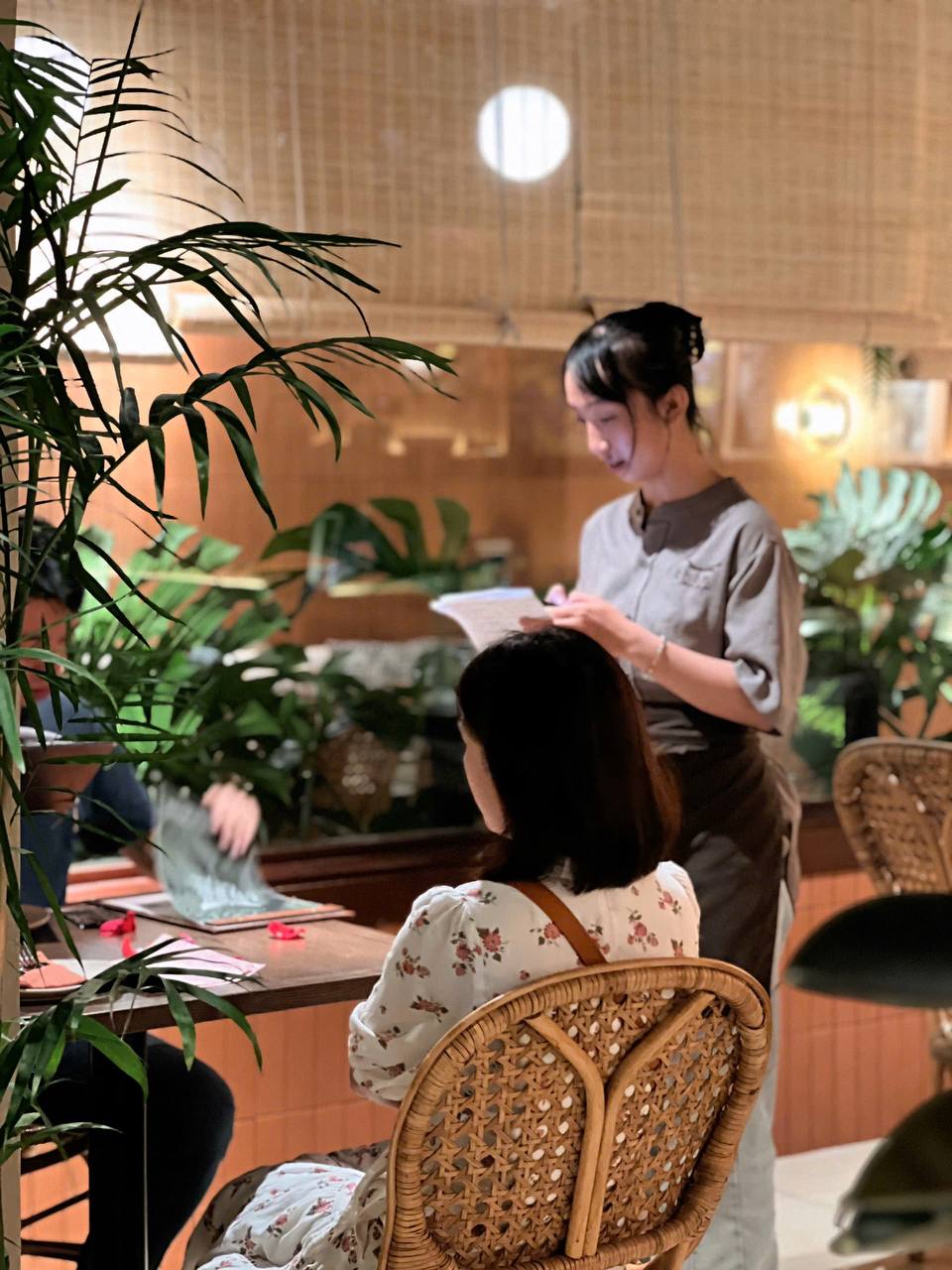 Chạm có đội ngũ nhân viên nhanh nhẹn, vui vẻ và chu đáo