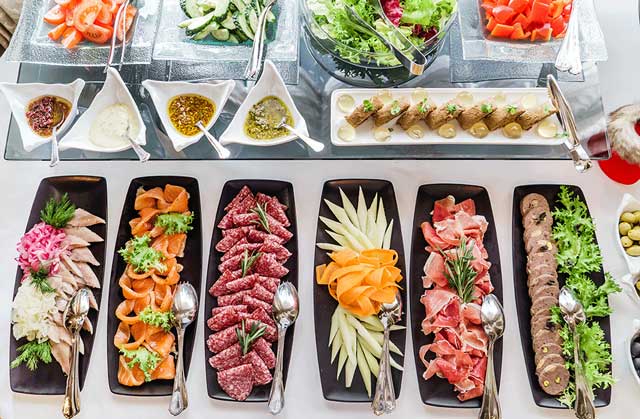 Tiệc buffet sẽ mang đến sự đa dạng món ăn