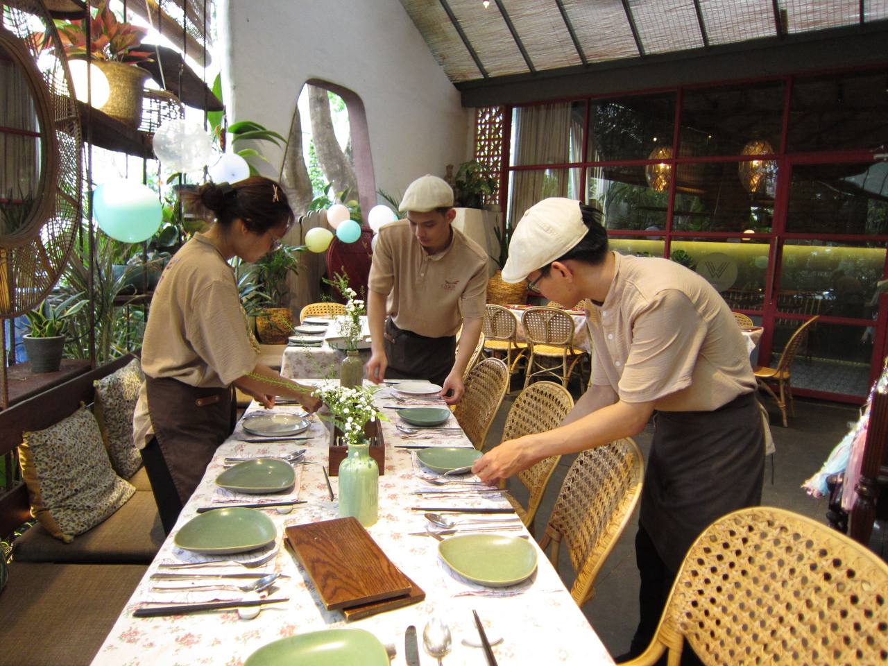 Phong cách phục vụ luôn là điểm cộng nổi bật của Chạm