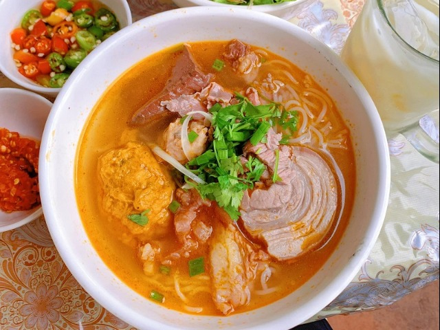 Tô bún bò với đầy đủ các hương vị đặc trưng sẽ hấp dẫn hơn hết