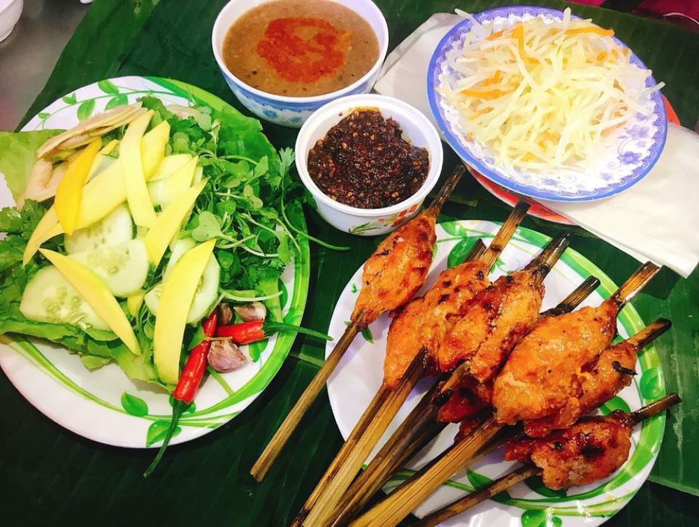 Nem lụi khi được cuốn cùng các loại rau sống chấm cùng nước chấm béo bùi sẽ cho ra một hương vị vô cùng hoà quyện