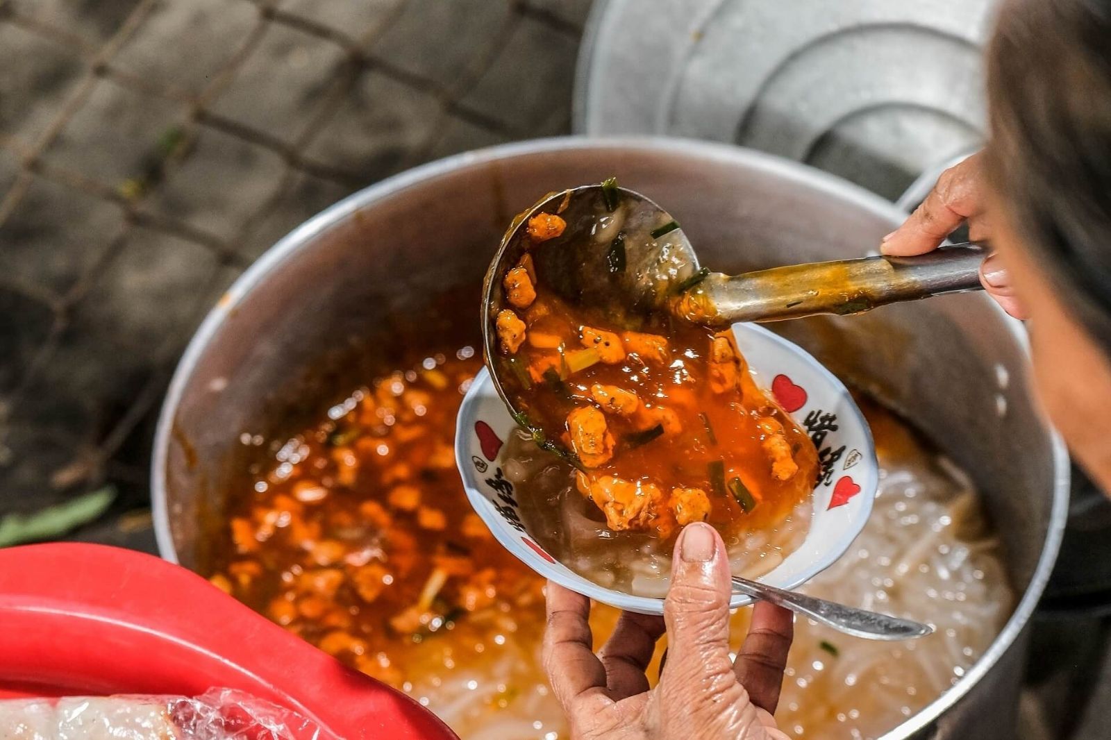 Nước súp được nấu sệt chính là điều tạo nên sự đặc biệt của món ăn này