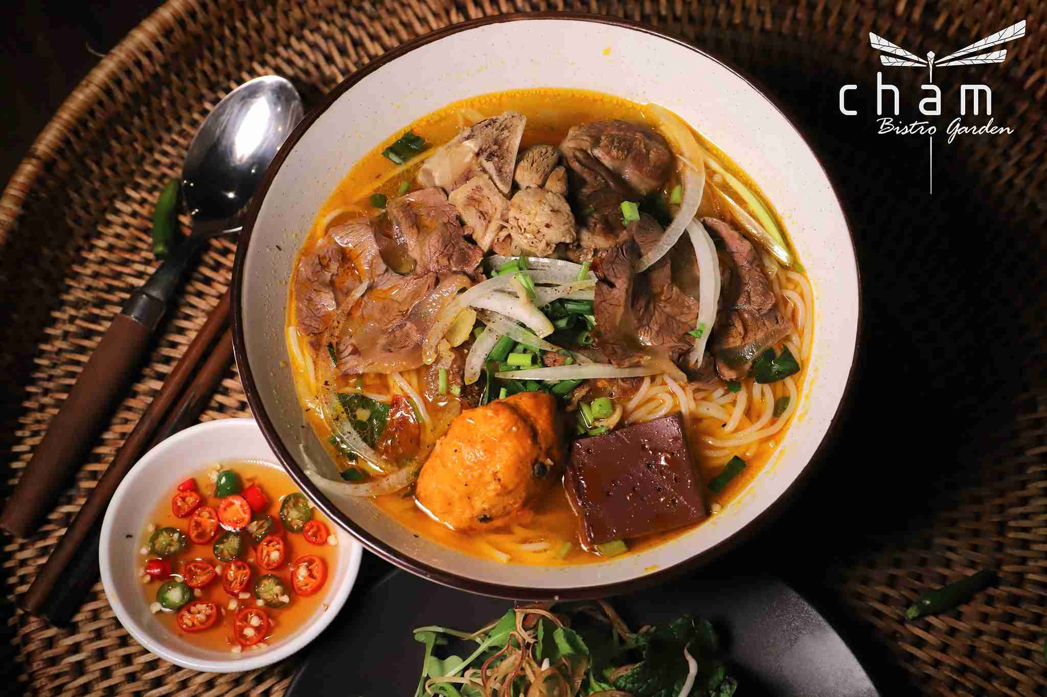 Món bún bò Huế chuẩn vị cố đô tại Chạm Bistro Garden